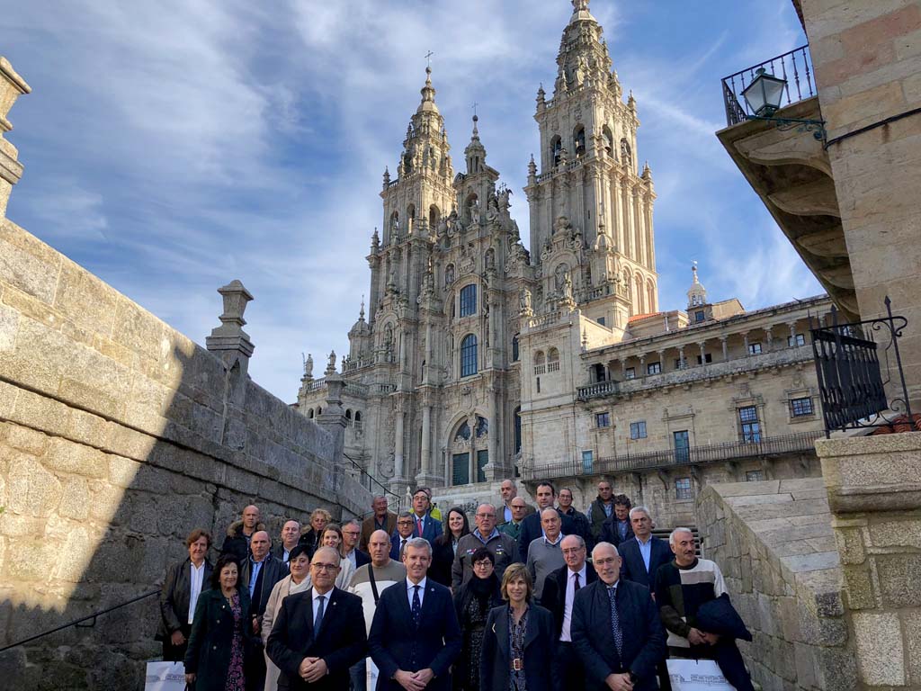 Foto de grupo con el presidente de la Xunta